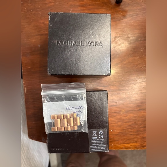 Michael Kors Women’s rose gold tone Bradshaw Watch - Picture 5 of 5